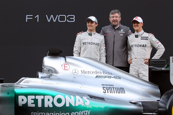 Nico Rosberg, Mercedes GP ve Ross Brawn, Mercedes GP Takım Patronu andMichael Schumacher, Mercedes G