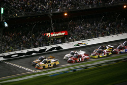 Restart: Johnny Sauter, ThorSport Racing Toyota leads the field