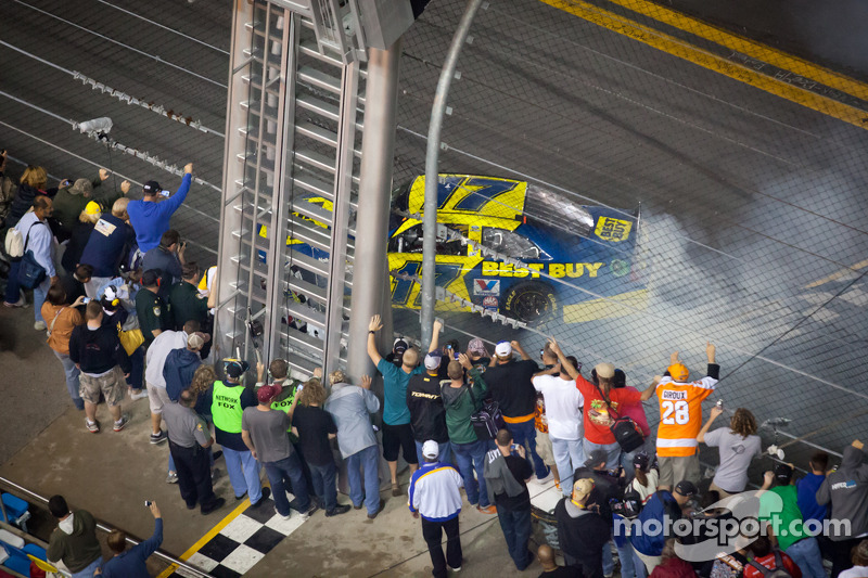 Race winner Matt Kenseth, Roush Fenway Racing Ford celebrates