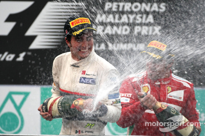 Podio: segundo lugar Sergio Pérez, Sauber F1, ganador Fernando Alonso, Ferrari