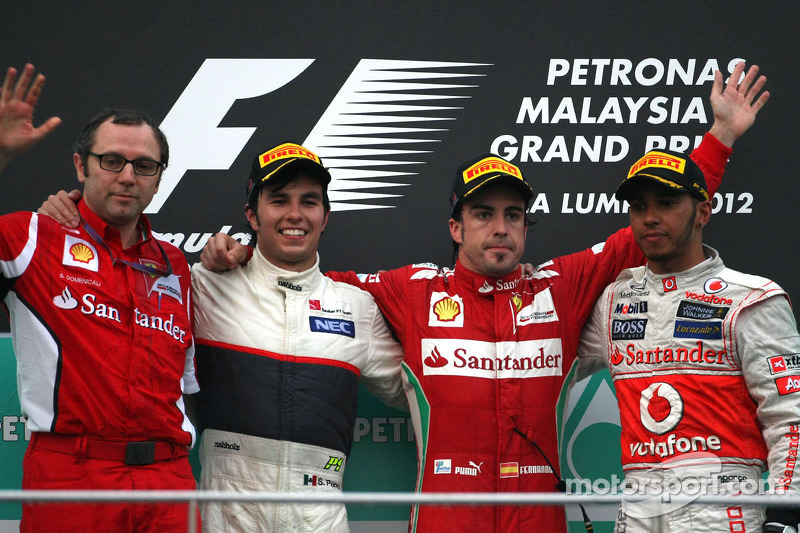 Stefano Domenicali, Director Deportivo de la Scuderia Ferrari, segundo lugar Sergio Pérez, Sauber F1, ganador Fernando Alonso, Ferrari y tercer lugar Lewis Hamilton, McLaren