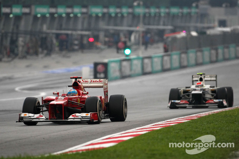 Fernando Alonso, Scuderia Ferrari et Sergio Perez, Sauber F1 Team