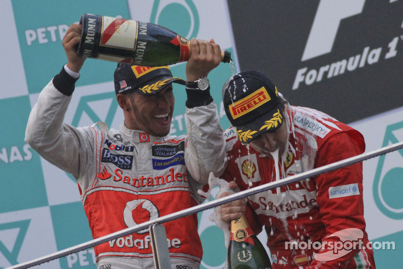 Podio: ganador Fernando Alonso, Ferrari y tercer lugar Lewis Hamilton, McLaren