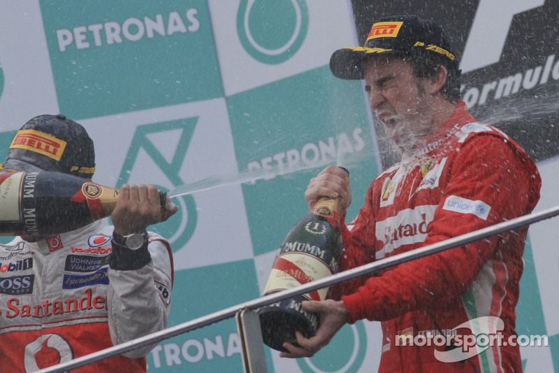 Podio: ganador de la carrera Fernando Alonso, Scuderia Ferrari, segundo lugar Sergio Pérez, Sauber F1