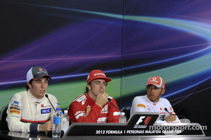 Race winner Fernando Alonso, Scuderia Ferrari, second place Sergio Perez, Sauber F1 Team, third plac