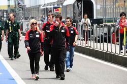 María De Villota, Marussia F1 Team, camina en el circuito