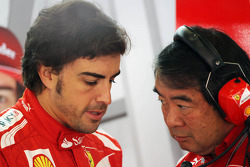 Fernando Alonso, Scuderia Ferrari with Hirohide Hamashima, Scuderia Ferrari Tyre Engineer