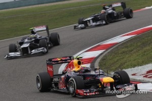 Mark Webber, Red Bull Racing leads Bruno Senna, Williams F1 Team