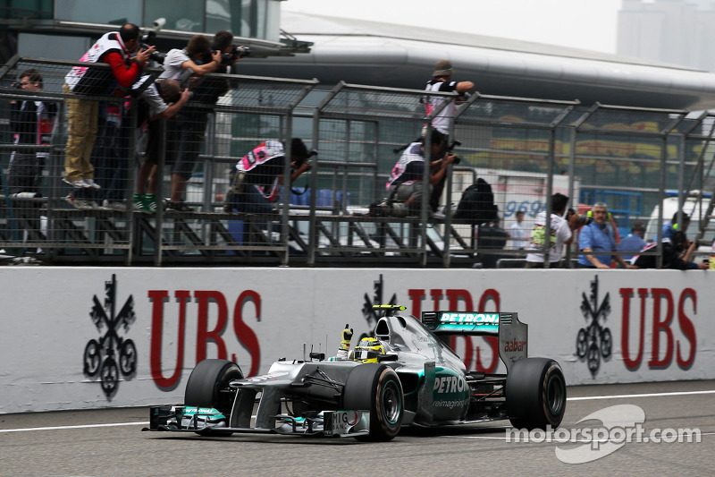 Le vainqueur Nico Rosberg, Mercedes AMG F1 fête sa victoire à l'arrivée