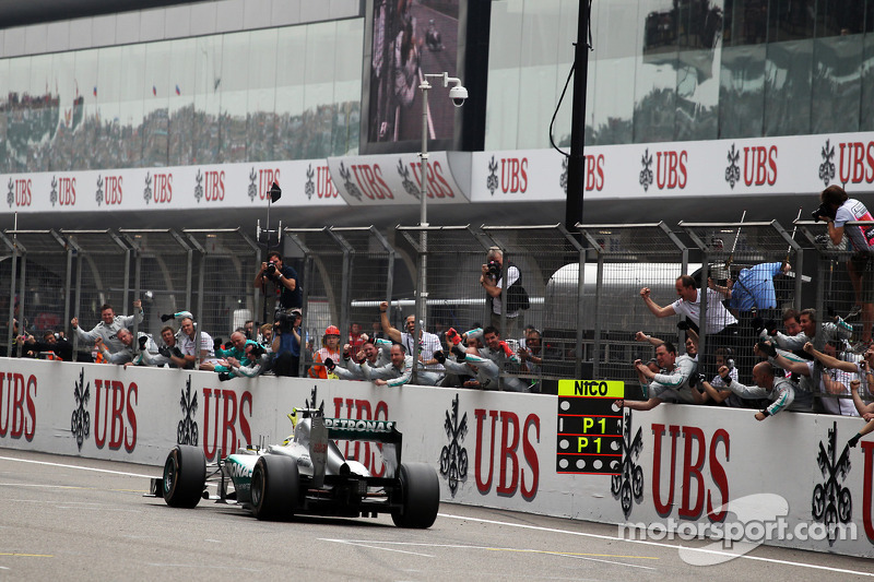 Ganador de la carrera Nico Rosberg, Mercedes AMG F1 celebra como le pasa a su equipo en el final de la carrera