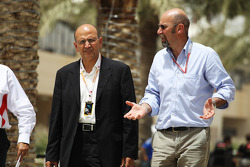 Dr Jasim Husain, Researcher, Gulf Cooperation Council, Economics ve Norman Howell, FIA Direktör, Com