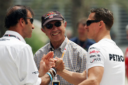 Emanuele Pirro, FIA hakemi ve Jo Ramirez, ve Michael Schumacher, Mercedes AMG F1