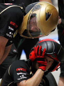Lotus mechanics practice a pit stop