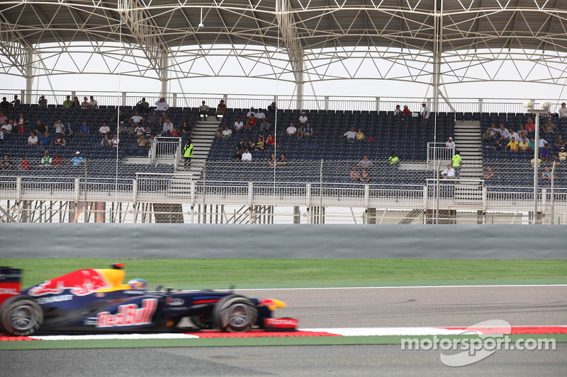 Sebastian Vettel, Red Bull Racing passeert lege tribune