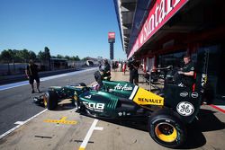 Vitaly Petrov, Caterham in de pits