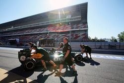 Vitaly Petrov, Caterham in de pits