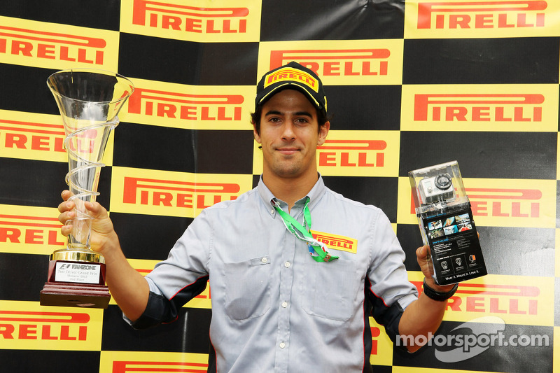 Sem vaga na F1, Di Grassi ficou longe das competições em 2011. Naquele ano, se dedicou à função de piloto de testes da Pirelli, fabricante que assumia a produção de pneus da categoria.