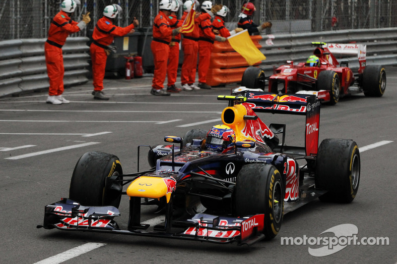 El ganador de la carrera Mark Webber, de Red Bull Racing festejando tras finalizar la carrera