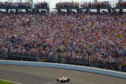 Bryan Herta hace una vuelta con el coche ganador de Indy 500 de 2011 de Dan Wheldon