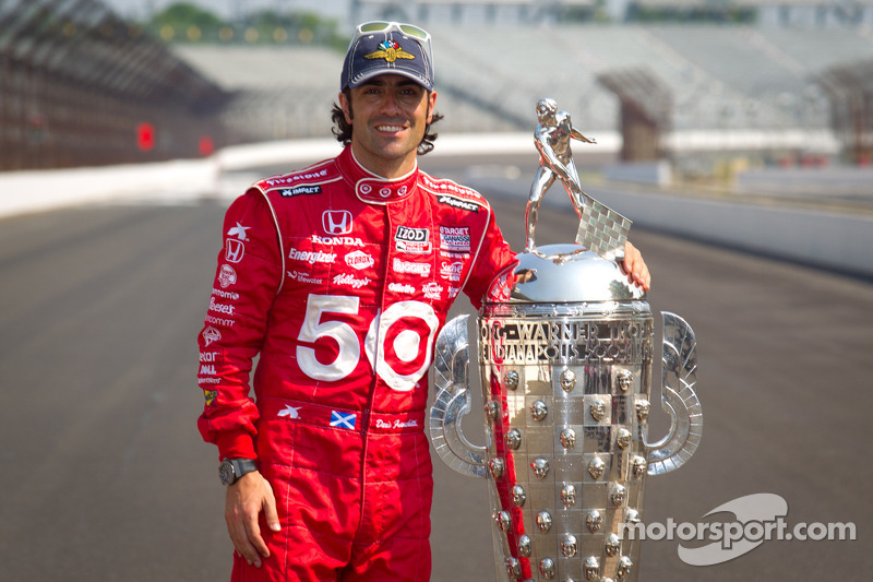 Winners photoshoot: Dario Franchitti, Target Chip Ganassi Racing Honda with the Borg-Warner Trophy