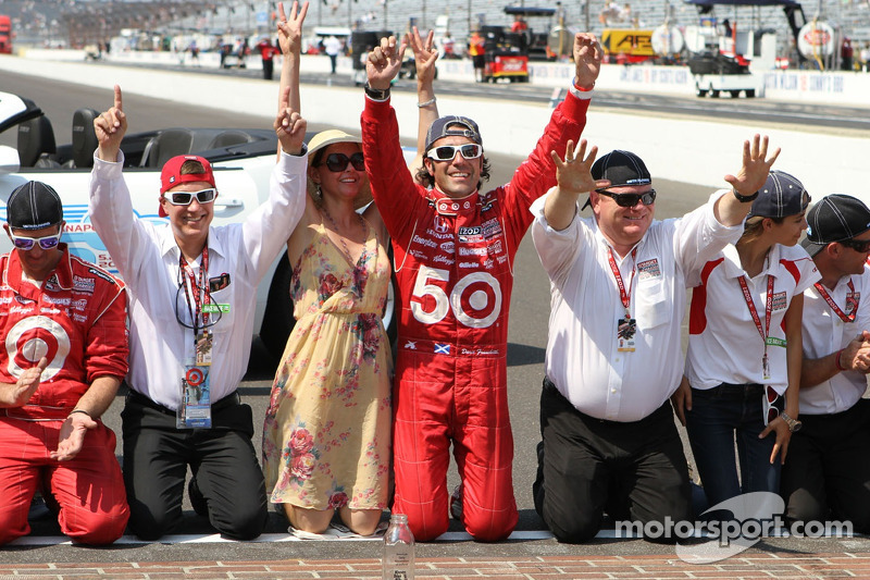Ganador de la carrera Dario Franchitti, Target Chip Ganassi Racing Honda besa la yarda de ladrillos