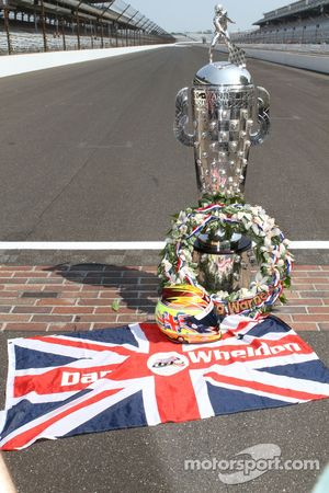 Winners photoshoot: tribute to Dan Wheldon