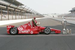 Winners photoshoot: Dario Franchitti, Target Chip Ganassi Racing Honda