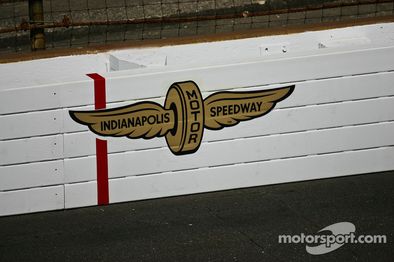 Indy 500 wall