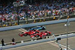 Dario Franchitti, Target Chip Ganassi Racing Honda et Scott Dixon, Target Chip Ganassi Racing Honda passent la ligne d'arrivée