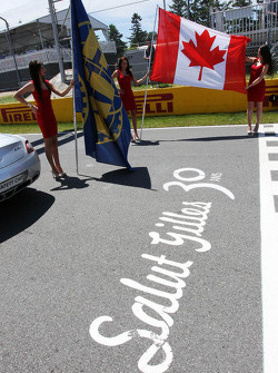 Grid girls and a tribute to Gilles Villeneuve