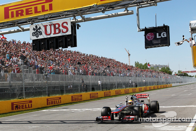 Yarış galibi Lewis Hamilton, McLaren Mercedes takes chequered flag, end, race