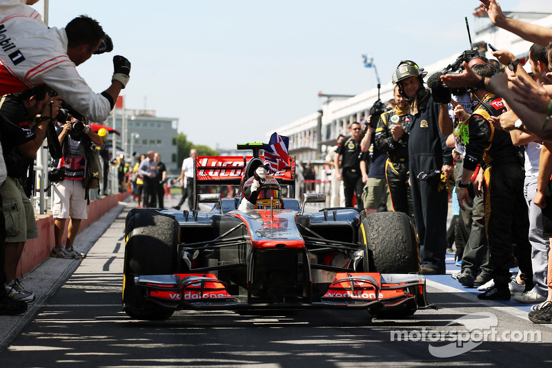 Yarış galibi Lewis Hamilton, McLaren Mercedes kutlama yapıyor kapalı park