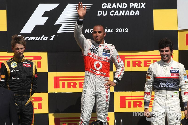 Podio: segundo lugar Romain Grosjean, de Lotus F1 Team, ganador de la carrera Lewis Hamilton, McLaren Mercedes Mercedes y tercer lugar Sergio Pérez, Sauber F1 Team