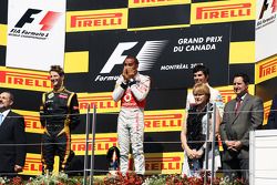 Het podium, Romain Grosjean, Lotus F1 Team, tweede; Lewis Hamilton, McLaren Mercedes, winnaar; Sergi