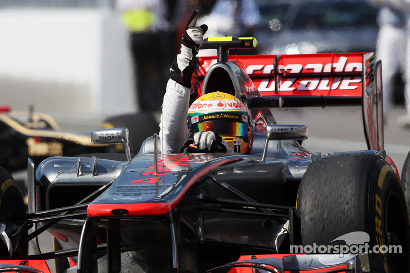 Yarış galibi Lewis Hamilton, McLaren Mercedes yarış sonunda kutlama yapıyor