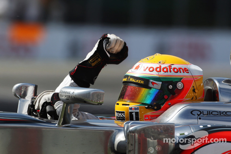 Yarış galibi Lewis Hamilton, McLaren Mercedes yarış sonunda kutlama yapıyor