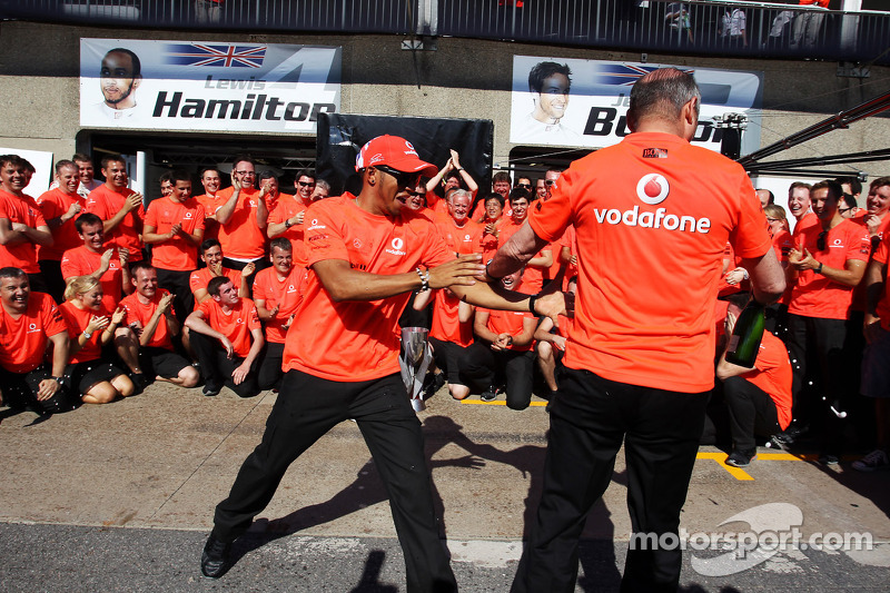 race winner Lewis Hamilton, McLaren Mercedes and Ron Dennis, McLaren Mercedes Executive Chairman celebrate with the team