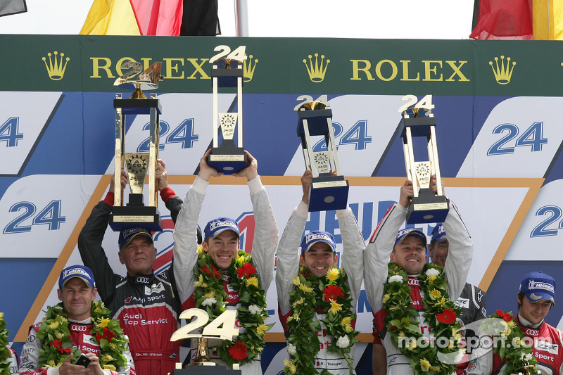 LMP1 podium: winnaars in klasse en algemeen Marcel Fässler, Andre Lotterer, Benoit Tréluyer