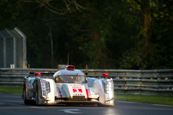 奥迪乔斯特车队1号奥迪R18 e-tron quattro赛车:安德烈·洛特勒、博努瓦·特鲁耶、马塞尔·法斯勒