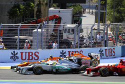 Paul di Resta, de Sahara Force India; Nico Hulkenberg, de Sahara Force India F1; Nico Rosberg, de Mercedes AMG F1 y Fernando Alonso, de Ferrari al inicio de la carrera