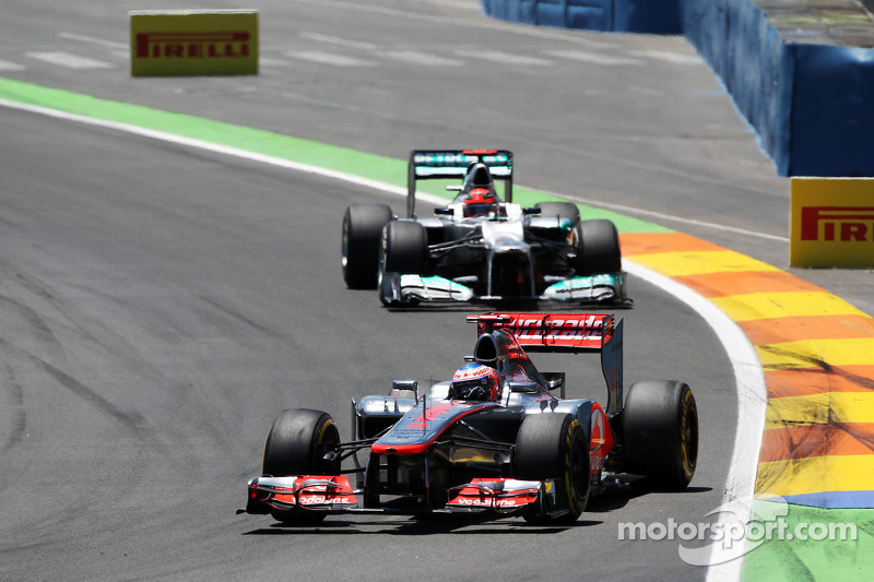 Jenson Button, McLaren Mercedes lidera a Michael Schumacher, Mercedes AMG F1
