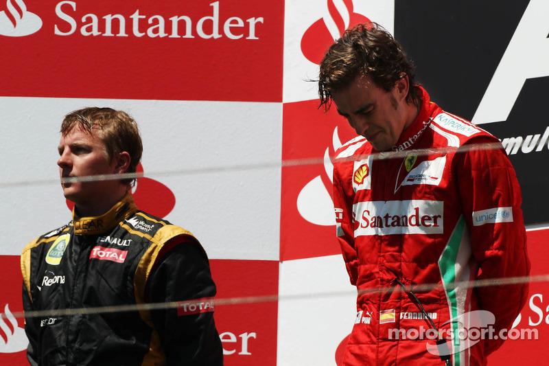 Race winner Fernando Alonso, Ferrari on the podium with wt placed Kimi Raikkonen, Lotus F1 Team