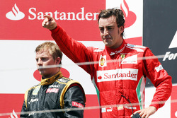 Yarış galibi Fernando Alonso, Ferrari kutlama yapıyor, Podyum