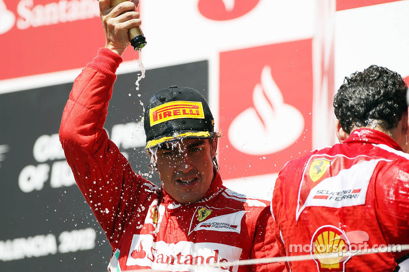 Ganador de la carrera Fernando Alonso, Ferrari celebra en el podio