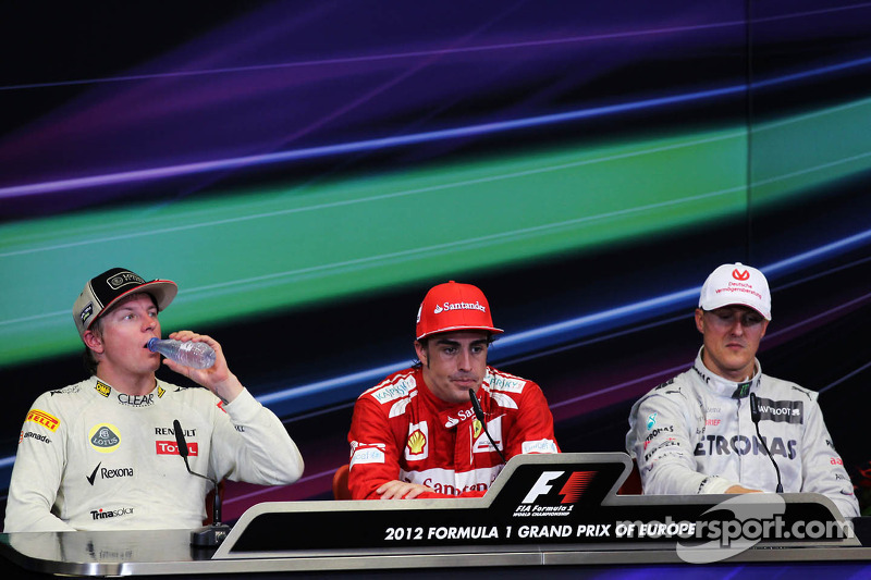 Conferencia de prensa de la FIA Kimi Raikkonen, Lotus F1 Team, segundo; Fernando Alonso, Ferrari, ganador de la carrera; Michael Schumacher, Mercedes AMG F1, tercer lugar