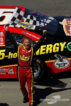 Race winner Clint Bowyer, Michael Waltrip Racing Toyota