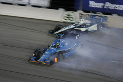 Ryan Briscoe, Team Penske Chevrolet and Josef Newgarden, Sarah Fisher Hartman Racing Honda crash