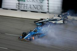 Ryan Briscoe, Team Penske Chevrolet and Josef Newgarden, Sarah Fisher Hartman Racing Honda crash