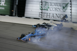 Ryan Briscoe, Team Penske Chevrolet and Josef Newgarden, Sarah Fisher Hartman Racing Honda crash