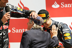 Yarış galibi Mark Webber, Red Bull Racing ve Jackie Stewart, ve Sebastian Vettel, Red Bull Racing, P